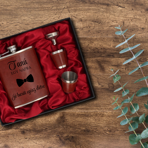 Tanú EGY NAPRA bőr hatású laposüveg szett , flaska szett tanú felk�rő - esküvő - meghívó & kártya - tanú felkérő - Meska.hu