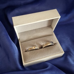 Egyedi névre szóló gyűrűtartó doboz - esküvő - kiegészítők - gyűrűtartó & gyűrűpárna - Meska.hu