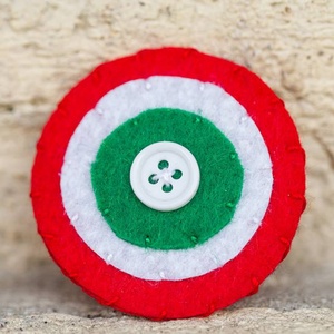 Gombos kokárdaFilcből készült kokárda gyöngyökkel díszítve.  Méret: 5,5 cm - Meska.hu