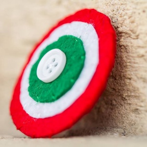 Gombos kokárdaFilcből készült kokárda gyöngyökkel díszítve.  Méret: 5,5 cm - ékszer - kitűző és bross - Meska.hu