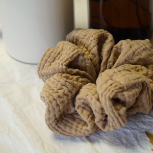 Homokszínű scrunchie hajgumi, normál méret - ruha & divat - hajdísz & hajcsat - hajgumi - Meska.hu