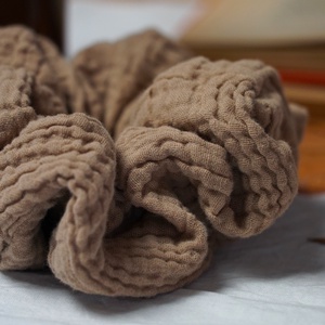 Homokszínű scrunchie hajgumi, normál méret - Meska.hu