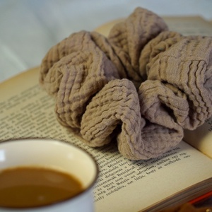 Homokszínű scrunchie hajgumi, normál méret - ruha & divat - hajdísz & hajcsat - hajgumi - Meska.hu