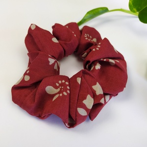 Bordó alapon mintás újrahasznosított hajgumi, mini méret - Meska.hu