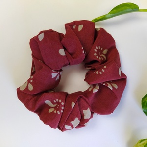 Bordó alapon mintás újrahasznosított hajgumi, mini méret - ruha & divat - hajdísz & hajcsat - hajgumi - Meska.hu