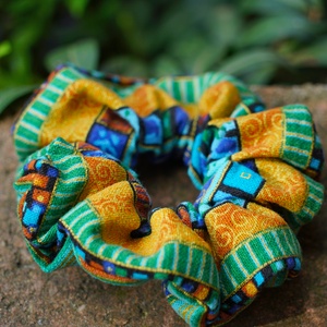 Zöldes kékes mintás újrahasznosított hajgumi / normál méretű scrunchie - Meska.hu