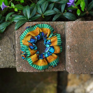 Zöldes kékes mintás újrahasznosított hajgumi / normál méretű scrunchie - ruha & divat - hajdísz & hajcsat - hajgumi - Meska.hu