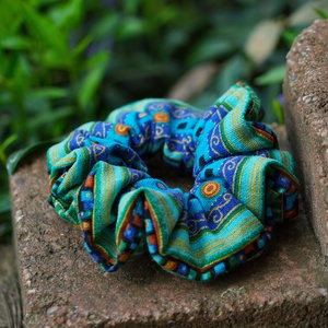 Zöldes kékes mintás újrahasznosított hajgumi / normál méretű scrunchie - ruha & divat - hajdísz & hajcsat - hajgumi - Meska.hu