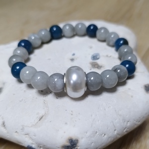 LÉLEKFÓKUSZ szürke jáde és kék apatit ásványkarkötő díszdobozban , Ékszer, Karkötő, Ásványkarkötő, Csomózás, MESKA