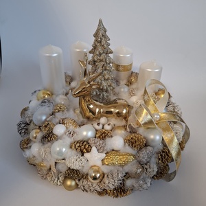 Adventi koszorú arany, Karácsony, Adventi díszek, Adventi koszorú, , 29cm átmérőjű 20cm magas adventi koszorú kerámia fenyővel arany szarvassal fehér metál gyertyával. ..., MESKA