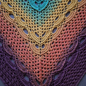Színátmenetes horgolt vállkendő � sötétzöldtől a padlizsánliláig - ruha & divat - sál, sapka, kendő - vállkendő - Meska.hu