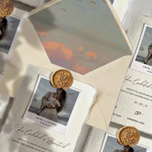 Merített papír esküvői meghívó polaroid fotóval és viaszpecséttel - esküvő - meghívó & kártya - esküvői pecsét, bélyegző - esküvői viasz pecsét - Meska.hu Merített papír esküvői meghívó polaroid fotóval és viaszpecséttel - esküvő - meghívó & kártya - esküvői pecsét, bélyegző - esküvői viasz pecsét - Meska.hu