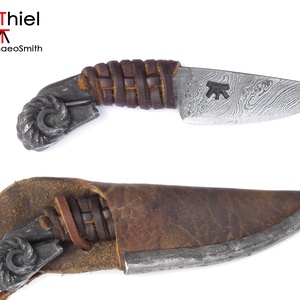 Kosfejes nyakkés csavart damaszk pengével, bőrfonatos markolattal és bőrtokkal, [Kb_07a] - otthon & életmód - konyhafelszerelés, tálalás - sütés, főzés - kés & késtartó - Meska.hu