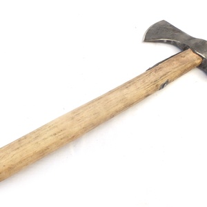 Kovácsolt acél bushcraft balta kemény acél éllel, kézzel faragott somfa botnyéllel, [BN_02a] - otthon & életmód - konyhafelszerelés, tálalás - sütés, főzés - kés & késtartó - Meska.hu
