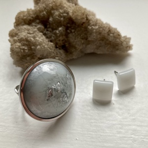 Ezüst és fehér szett szögletes fülbevalóval, Ékszer, Ékszerszett, Ékszerkészítés, MESKA