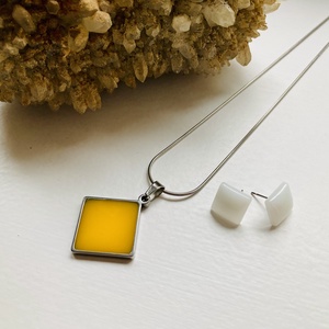 Kétoldalas medál bedugós fülbevalóval - ékszer - ékszerszett - Meska.hu