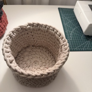 Horgolt asztali tároló - otthon & életmód - tárolás & rendszerezés - íróasztali tároló - Meska.hu