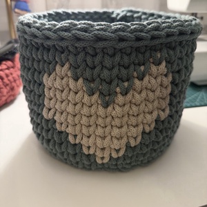 Horgolt tároló szív mintával - otthon & életmód - tárolás & rendszerezés - tárolókosár - Meska.hu