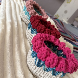 Horgolt virágos tárolók - otthon & életmód - tárolás & rendszerezés - tárolókosár - Meska.hu