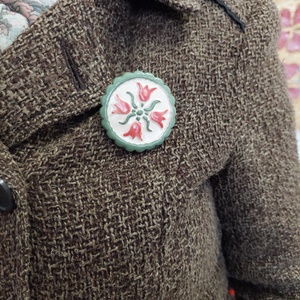 Kerámia kokárda - ékszer - kitűző és bross - Meska.hu