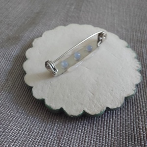 Kerámia kokárda - ékszer - kitűző és bross - Meska.hu