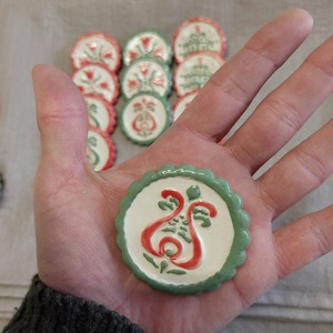 Kerámia kokárda - ékszer - kitűző és bross - Meska.hu