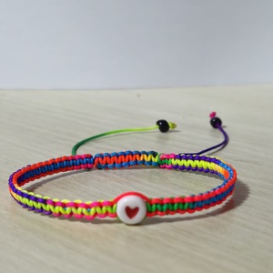 Szivárvány színű makramé karkötő szívvel, Ékszer, Karkötő, Fonott karkötő, Csomózás, MESKA