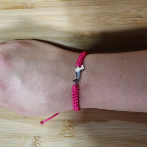 Tacskó medálos makramé karkötő - ékszer - karkötő - fonott karkötő - Meska.hu