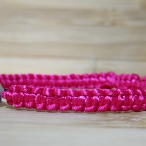 Tacskó medálos makramé karkötő - ékszer - karkötő - fonott karkötő - Meska.hu