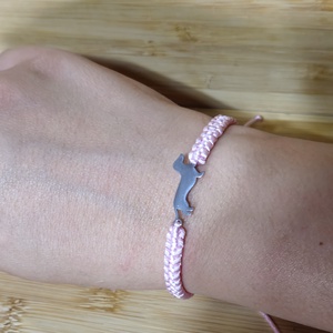 Tacskó medálos makramé karkötő - ékszer - karkötő - fonott karkötő - Meska.hu