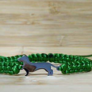 Tacskó medálos makramé karkötő, Ékszer, Karkötő, Fonott karkötő, Csomózás, Fonás (csuhé, gyékény, stb.), MESKA