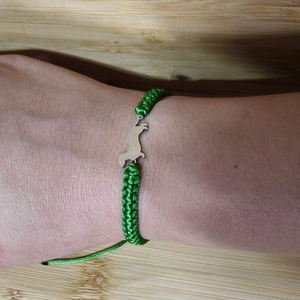 Tacskó medálos makramé karkötő - ékszer - karkötő - fonott karkötő - Meska.hu