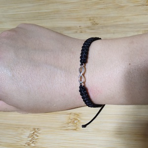 Makramé karkötő végtelen jellel - ékszer - karkötő - karkötő medállal - Meska.hu