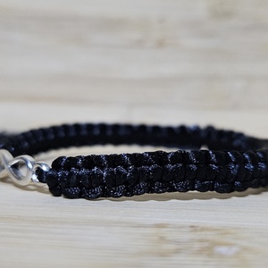 Makramé karkötő végtelen jellel - ékszer - karkötő - karkötő medállal - Meska.hu