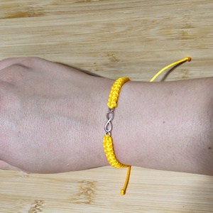 Makramé karkötő végtelen jellel - ékszer - karkötő - karkötő medállal - Meska.hu