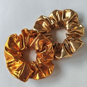 Világos arany színű scrunchie, hajgumi - ruha & divat - hajdísz & hajcsat - hajgumi - Meska.hu