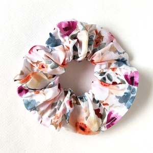 Fehér alapon kék-barna-lila virágmintás scrunchie, hajgumi - ruha & divat - hajdísz & hajcsat - hajgumi - Meska.hu