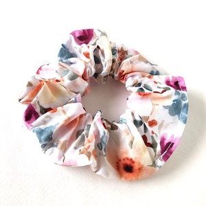 Fehér alapon kék-barna-lila virágmintás scrunchie, hajgumi, Ruha & Divat, Hajdísz & Hajcsat, Hajgumi, Varrás, MESKA