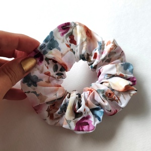 Fehér alapon kék-barna-lila virágmintás scrunchie, hajgumi - ruha & divat - hajdísz & hajcsat - hajgumi - Meska.hu