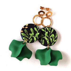 Fekete, zöld, arany mintás textilfülbevaló zöld szirmokkal - ékszer - fülbevaló - lógó fülbevaló - Meska.hu