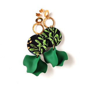 Fekete, zöld, arany mintás textilfülbevaló zöld szirmokkal, Ékszer, Fülbevaló, Lógó fülbevaló, Ékszerkészítés, MESKA