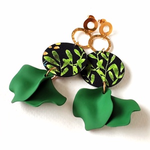 Fekete, zöld, arany mintás textilfülbevaló zöld szirmokkal - ékszer - fülbevaló - lógó fülbevaló - Meska.hu