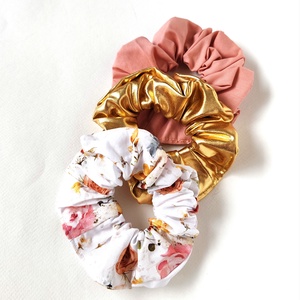 3 db scrunchie, hajgumi - fehér alapon virágmintás, világos arany, púderrózsaszín scrunchie, hajgumi - ruha & divat - hajdísz & hajcsat - hajgumi - Meska.hu
