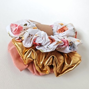 3 db scrunchie, hajgumi - fehér alapon virágmintás, világos arany, púderrózsaszín scrunchie, hajgumi - ruha & divat - hajdísz & hajcsat - hajgumi - Meska.hu