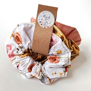 3 db scrunchie, hajgumi - fehér alapon virágmintás, világos arany, púderrózsaszín scrunchie, hajgumi - ruha & divat - hajdísz & hajcsat - hajgumi - Meska.hu