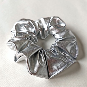 Ezüst színű scrunchie, hajgumi - ruha & divat - hajdísz & hajcsat - hajgumi - Meska.hu