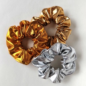 Ezüst színű scrunchie, hajgumi - ruha & divat - hajdísz & hajcsat - hajgumi - Meska.hu