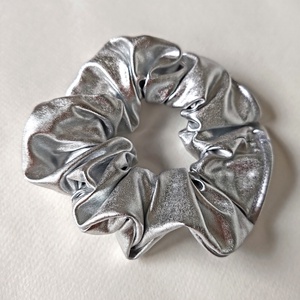 Ezüst színű scrunchie, hajgumi - ruha & divat - hajdísz & hajcsat - hajgumi - Meska.hu