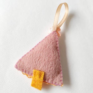 Gyapjúfilc karácsonyfadísz rózsaszín-sárga - karácsony - karácsonyi lakásdekoráció - karácsonyfadíszek - Meska.hu