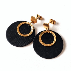 Fekete, arany kisméretű textilfülbevaló - ékszer - fülbevaló - lógó fülbevaló - Meska.hu